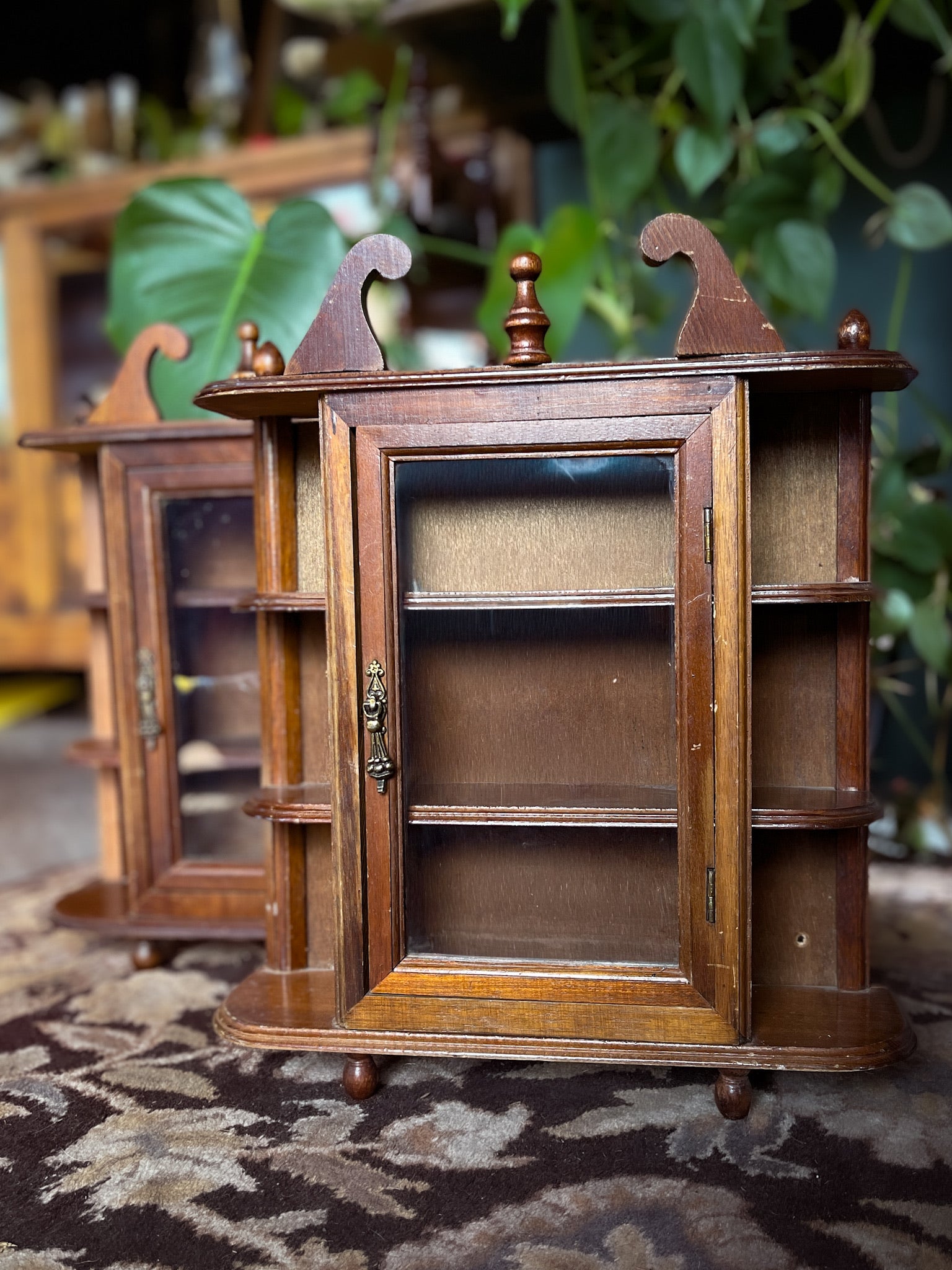 Small VTG Wooden Curio Cabinet